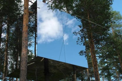 En Suecia, el Treehotel ofrece al viajero la posibilidad de pasar la noche en la copa de un árbol. Cada una de las habitaciones está diseñada por un arquitecto diferente que hacen que pasar la noche en una de ellas sea una experiencia totalmente única. En la imagen, la habitación Mirrorcube se confunde con el bosque por el reflejo de su fachada. Está revestido de materiales especiales para evitar que los pájaros se choquen contra la superficie.