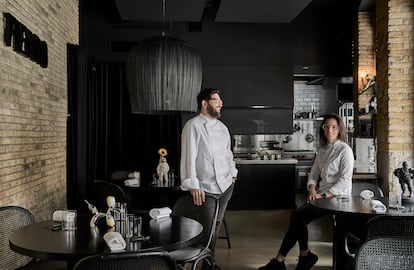 Carito Lourenço y Germán Carrizo en su restaurante Fierro, en Valencia.