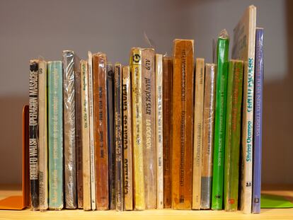 Mesa con libros en la librería Lata Peinada, en Madrid.