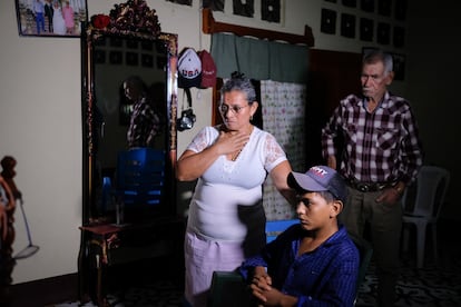 Socorro Leiva acompañada de su esposo José Incer se entera por la televisión de que su hija estaba secuestrada en México.
