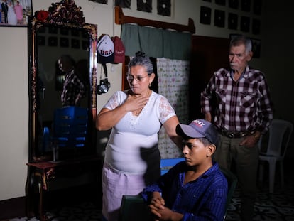 O momento em que Socorro Leiva, acompanhada do marido, José Incer, fica sabendo pela televisão que sua filha foi sequestrada no México.