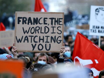 "Francia, el mundo te está mirando", dice un cartel en la manifestación el sábado en París contra la ley de seguridad de Macron.