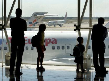 Varios pasajeros observan un avión de Air Europa.