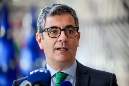 El ministro de Justicia y Presidencia, Félix Bolaños, atiende a los medios a su llegada a la reunión de ministros de Justicia de la UE este viernes en Bruselas, el pasado 7 de marzo.