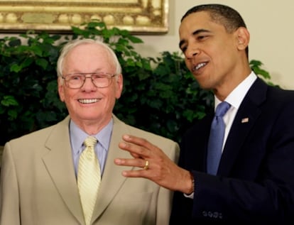 El Presidente Barack Obama (izquierda) conversa con el astronauta Neil Armstrong en la Casa Blanca el 20 de julio de 2009, en el 40 aniversario de la llegada del hombre a la Luna.