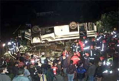 Autobús accidentado ayer en Santa Comba de Dao (Portugal).