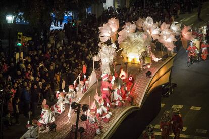 La carroza del rey Melchor en la cabalgata de los Reyes Magos por las calles de Barcelona.