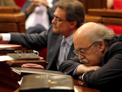 Mas-Colell, consejero de Economía, y el presidente Artur Mas, en segundo término.