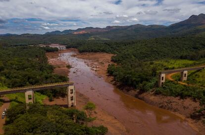 "A mudança climática altera os padrões climáticos, o que, por sua vez, tem um efeito amplo e profundo sobre o meio ambiente, a economia e a sociedade, o que põe em risco a subsistência, a saúde, a água, a segurança alimentar e energia das populações", explica a ONU. Na imagem, vista aérea da ponte ferroviária derrubada por um deslizamento de terra após o colapso, em 25 de janeiro de 2019, de uma barragem em uma mina de minério de ferro em Minas Gerais.