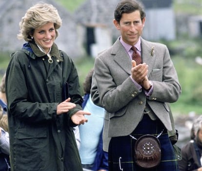 El principe y la princesa de gales en una visita a las islas occidentales en 1985. Diana de Gales vestía una de las chaqueta Barbour de estilo impermeable.