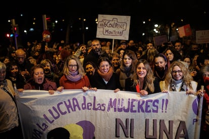 La ministra de Igualdad, Irene Montero, en el centro de la imagen, en la manifestación convocada en el bario madrileño de Vallecas, este viernes.