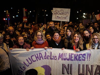 La ministra de Igualdad, Irene Montero, en el centro de la imagen, en la manifestación convocada en el bario madrileño de Vallecas, este viernes.