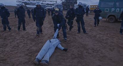 El director y protagonista del documental se desplaza hasta Alemania para participar en una acción colectiva de protesta contra la extracción de carbón.