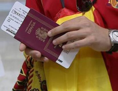 Una persona sostiene su pasaporte en el aeropuerto de Madrid-Barajas. EFE/Archivo