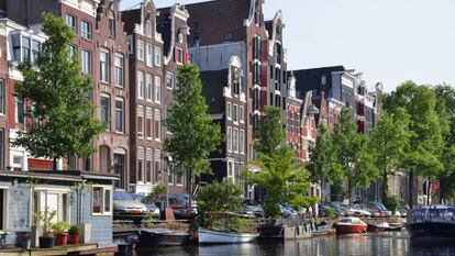 Casas en &Aacute;msterdam junto a un canal. Pixabay / EPV