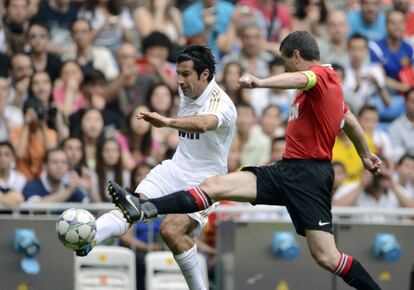 Luis Figo trata de centrar ante la oposición de Denis Irwin.