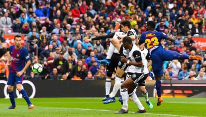 Umtiti, instants després de copejar la pilota per fer el segon gol pel Barcelona.