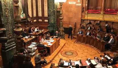 Ple de l'Ajuntament de Barcelona presidit per Ada Colau.