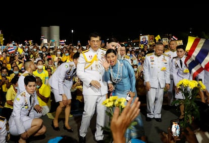 La princesa Sirivannavari Nariratana junto a su padre, el rey de Tailandia, en Bangkok el dominog. 