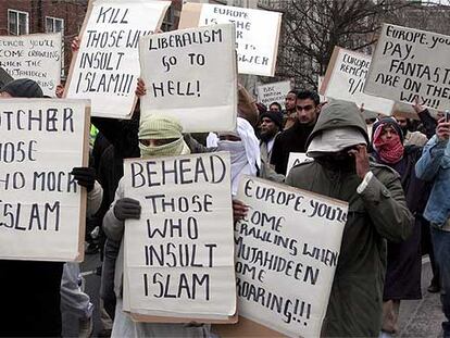 Fieles de la mezquita londinense de Regent's Park piden que se castigue a quienes insulten al islam.