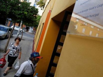 Entrada del albergue de Sevilla en el que falleció el polaco.