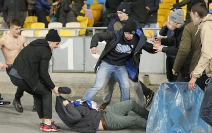 Hinchas del Kiev se enfrentan con los del Guingamp el apsado 26 de febrero.