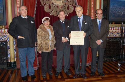 Azkuna muestra el diploma qu le reconoce como Socio de Honor del Ateneo de Zaragoza junto a varios de sus representantes.