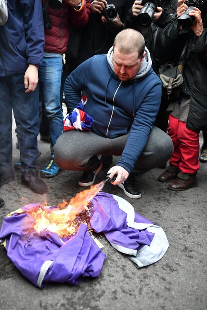 Un británico quema una bandera de la UE.
