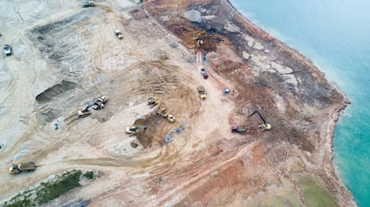 Vista aérea de las obras para aumentar el área terrestre en Tuas, en Singapur, para la construcción de uno de los mayores puertos del mundo a costa de excavar el lecho marino y de abrir túneles en la tierra.