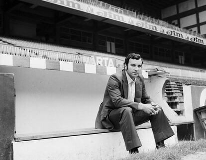 Koldo Aguirre, en el banquillo del antiguo San Mamés.