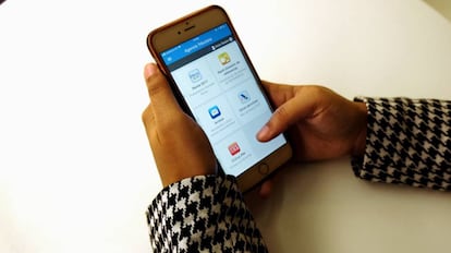 Una persona usa la web de la Agencia Tributaria.
