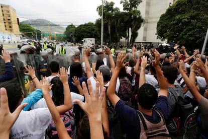 Manifestantes frente a la Guardia Nacional de Venezuela durante la protesta, en Caracas.