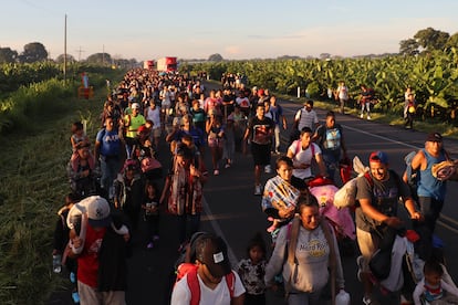 Migrantes caminan en caravana por una carretera este domingo en el municipio de Ciudad Hidalgo en Chiapas.