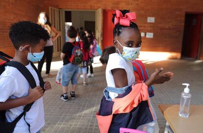 Nens el primer dia d'escola al centre Rafael Casanova de Badalona.