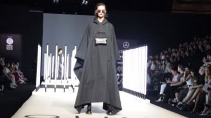 El diseñador Juanjo Oliva defiende la sostenibilidad con la primera colección hecha con residuos plásticos que se sube a la MBFWM