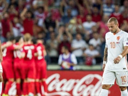 Van Persie y Sneijder, tras encajar un gol.