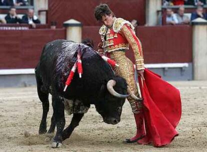 Eduardo Gallo, en su segundo toro de su lote en la corrida de ayer.