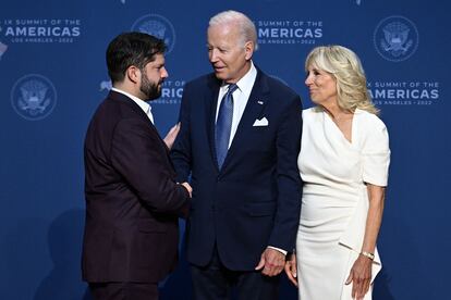 El presidente de Chile, Gabriel Boric Font, saluda al presidente de EE UU, Joe Biden y la primera dama, Jill Biden, al llegar al centro de convenciones de Los Ángeles, la sede de la Cumbre de las Américas, en California, EE UU este 8 de junio de 2022. El presidente chileno participó en la Cumbre Empresarial de las Américas, donde habló de la responsabilidad fiscal que buscará tener su gobierno.