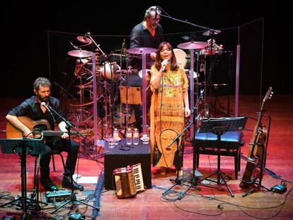 Maria del Mar Bonet, en un concert de Barnasants a València a l'octubre, amb Borja Penalba.