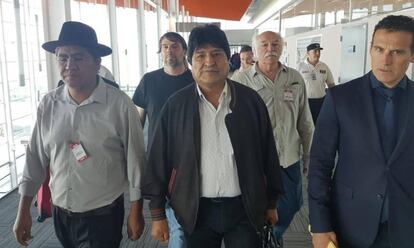 El expresidente boliviano Evo Morales (en el centro), tras llegar al aeropuerto internacional de Ezeiza (Argentina), este jueves.