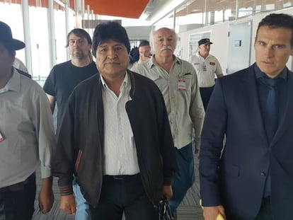 El expresidente boliviano Evo Morales (en el centro), tras llegar al aeropuerto internacional de Ezeiza (Argentina), este jueves.