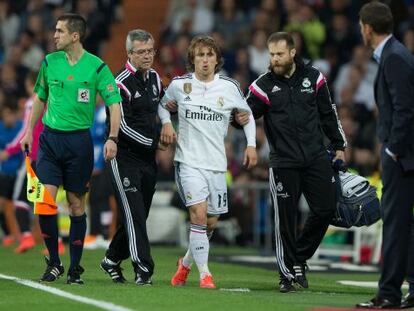 Modric se retira lesionado del duelo contra el Málaga.