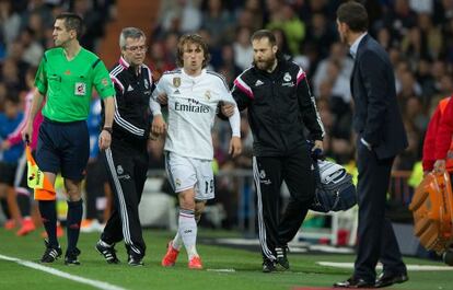 Modric se retira lesionado del duelo contra el Málaga.