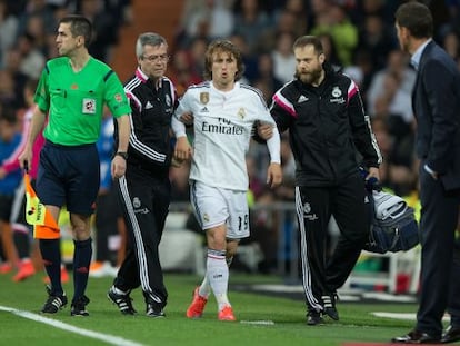 Modric se retira lesionado del duelo contra el Málaga.