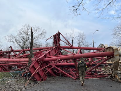 Antes de retirarse, el Ejército ruso derribó la torre de la radio televisión de Jersón. Las tropas ucranias apuntan que querían dificultar el acceso a la información de la ciudadania. Cuando tomaron la ciudad, en marzo, a inicio de la invasión, instauraron medios de comunicación rusos y campañas de propaganda. También trataron de inutilizar el sistema de telefonía ucranio y repartieron tarjetas de telefonía SIM a la ciudadanía.