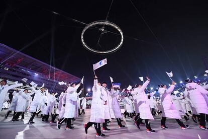 Atletas de la delegación de Corea Unificada en la ceremonia de apertura de los Juegos de Invierno.