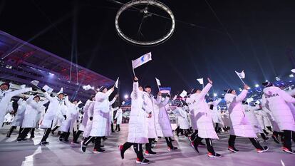 Atletas de la delegación de Corea Unificada en la ceremonia de apertura de los Juegos de Invierno.