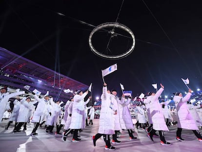 Atletas de la delegación de Corea Unificada en la ceremonia de apertura de los Juegos de Invierno.