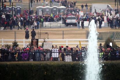 Manifestantes congregados a la puertas de la Casa Blanca