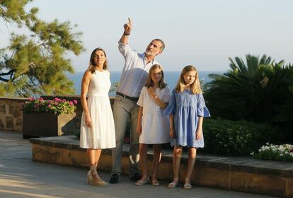 Los Reyes y sus hijas, durante el posado familiar. 